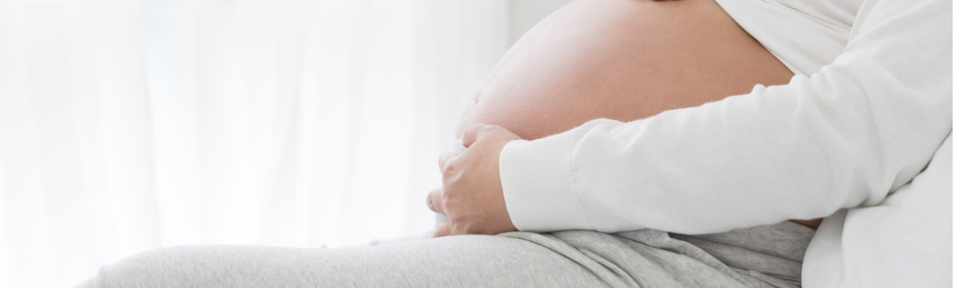 Gestante sentada com as pernas esticadas