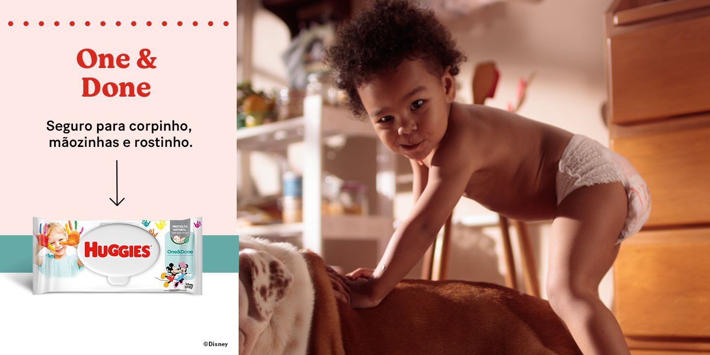 Bebê brincando livremente com fralda Huggies.