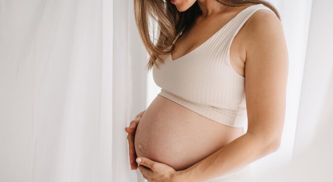 Gestante com as mãos na barriga