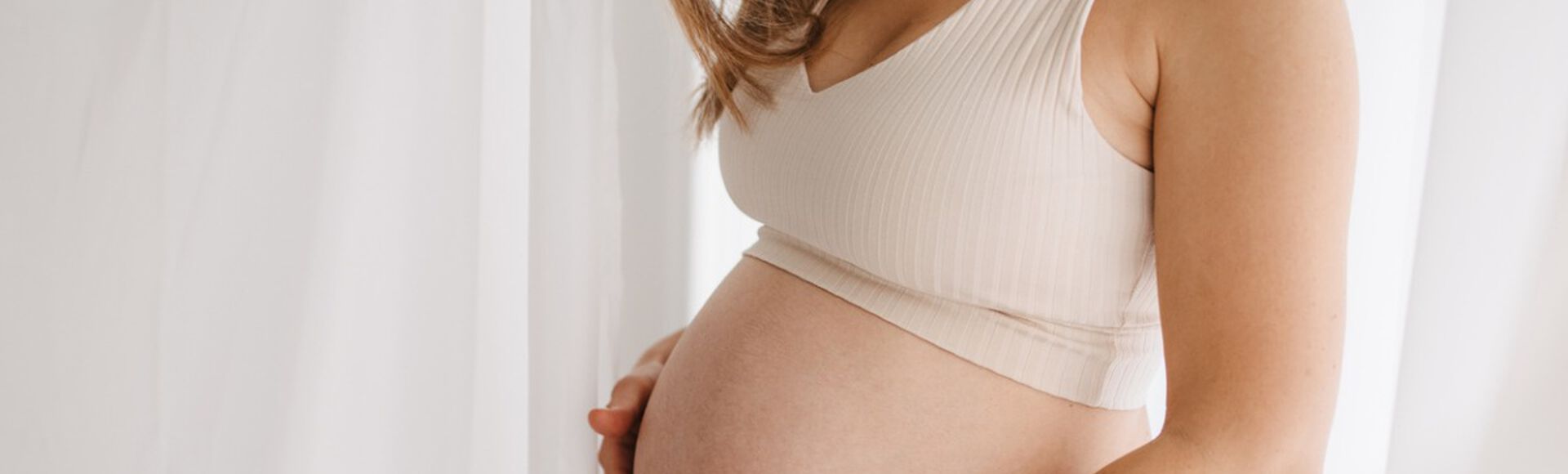 Gestante com as mãos na barriga