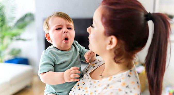 Mãe segurando seu bebê chorando