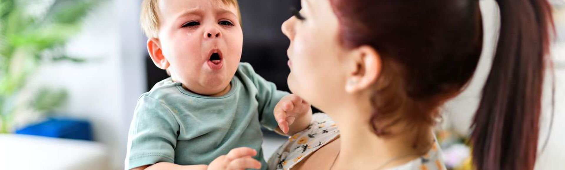 Mãe segurando seu bebê chorando