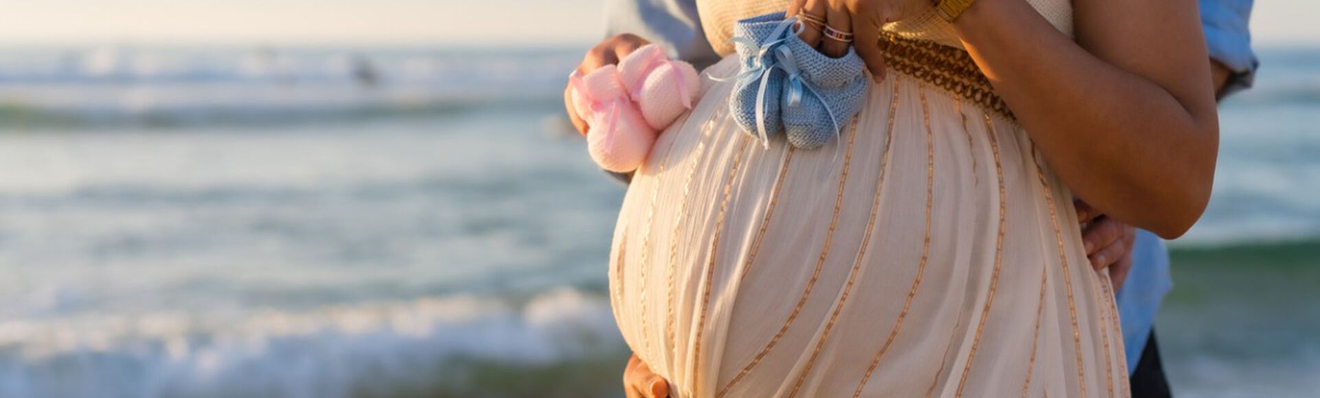 Casal abraçado em chá revelação na praia