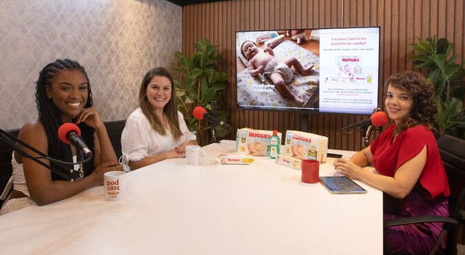 Foto da gravação do podcast Mais Abraços em que aparecem Dani Arrais, Rebecka Almeida e Maria Cecilia Pavesi