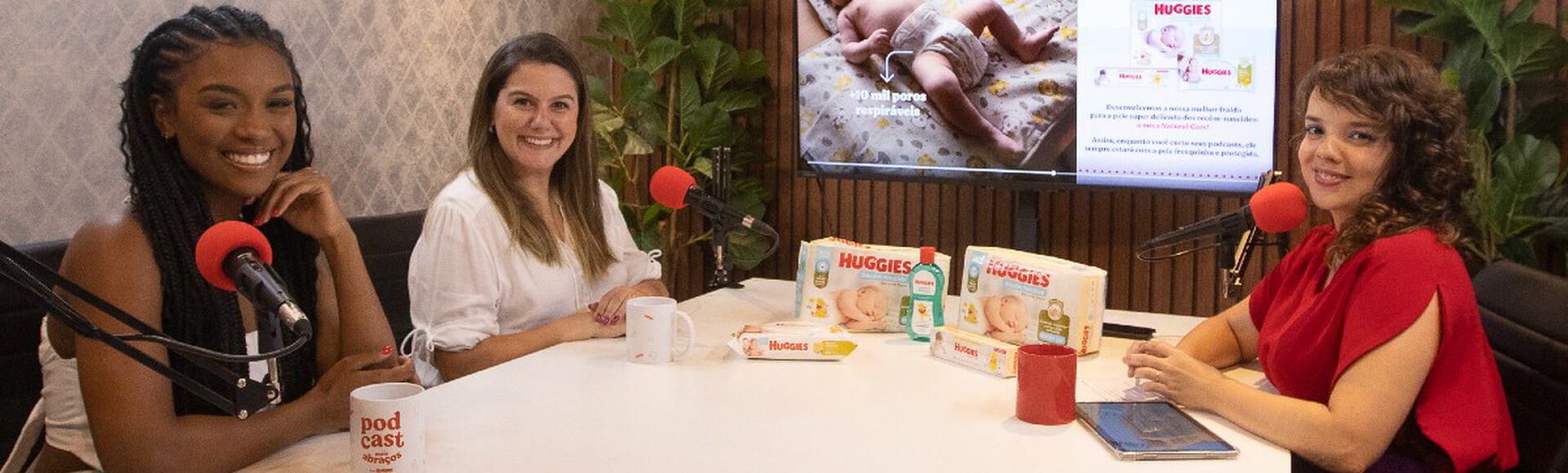 Foto da gravação do podcast Mais Abraços em que aparecem Dani Arrais, Rebecka Almeida e Maria Cecilia Pavesi