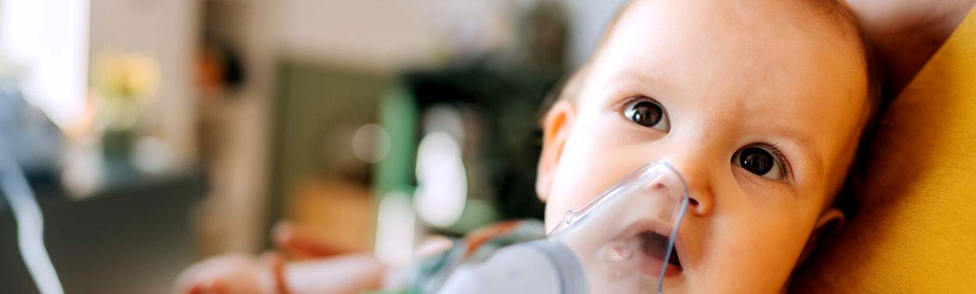 Bebê usando máscara de nebulização