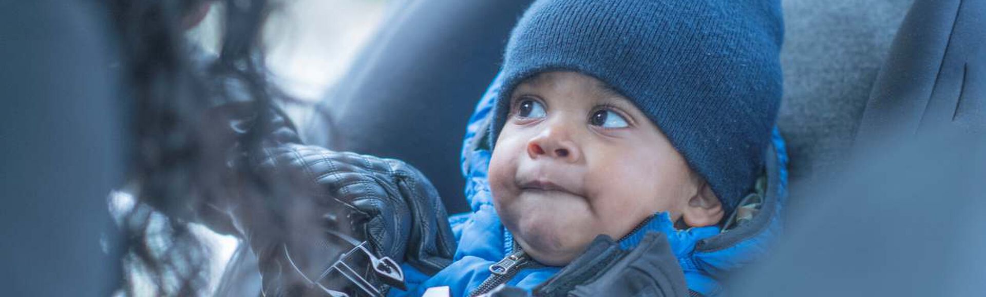 Bebê agasalhado em cadeirinha de carro
