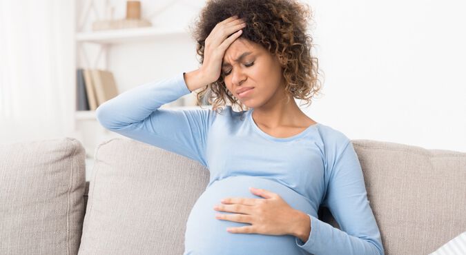 mulher gravida com dor de cabeça