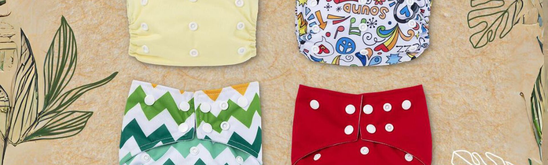 Quatro fraldas Huggies eco protect com estampas sortidas dispostas sobre fundo bege floral