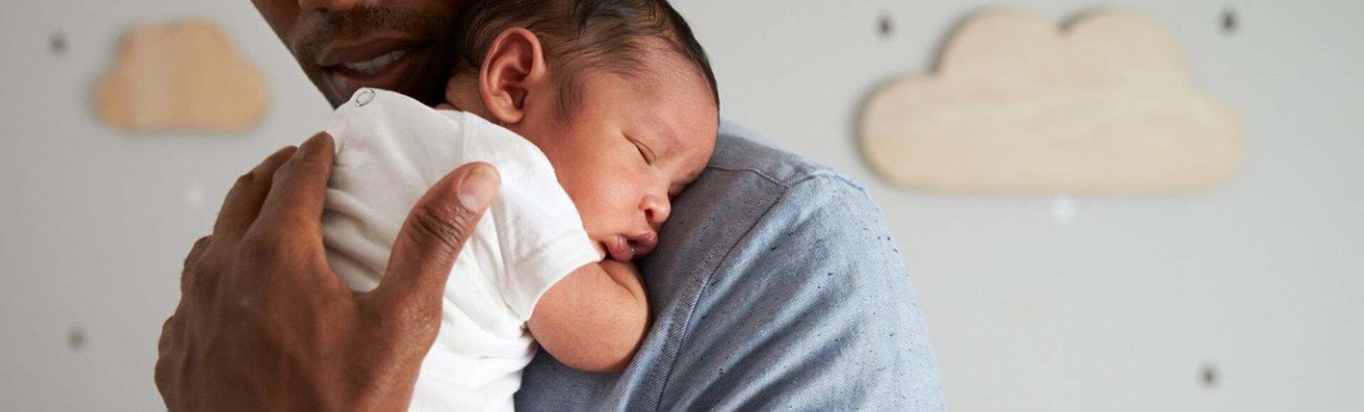 Pai com bebê pequeno no colo