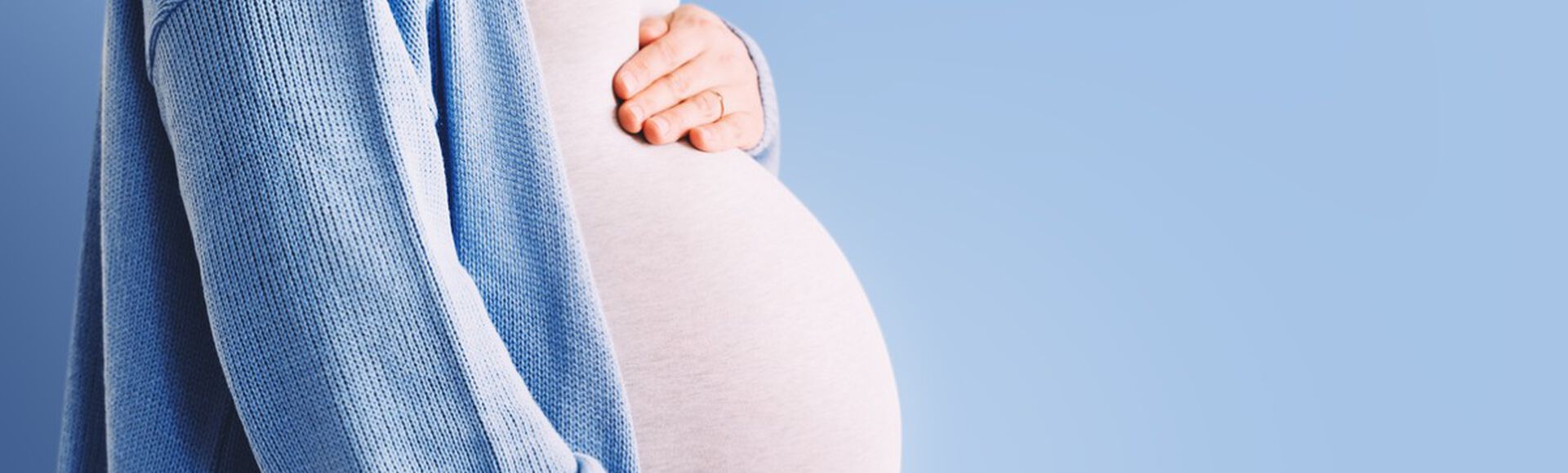 Imagem de barriga de gestante vista de lado