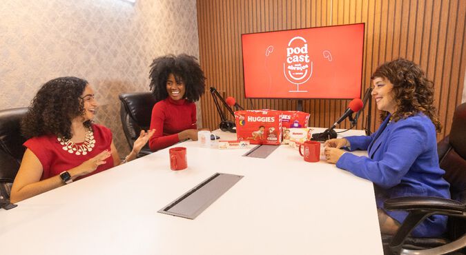 Foto da gravação do podcast Mais Abraços em que aparecem Dani Arrais, Bia Ben e Marcela Tavares