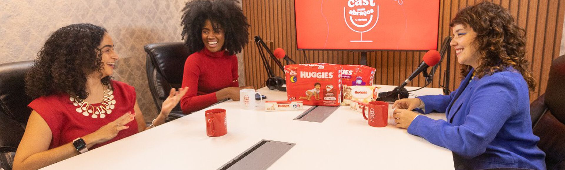 Foto da gravação do podcast Mais Abraços em que aparecem Dani Arrais, Bia Ben e Marcela Tavares