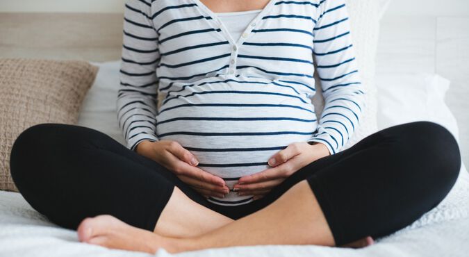 Gestante com as mãos na barriga