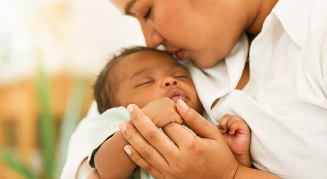 Bebê no colo da mãe em momento de carinho