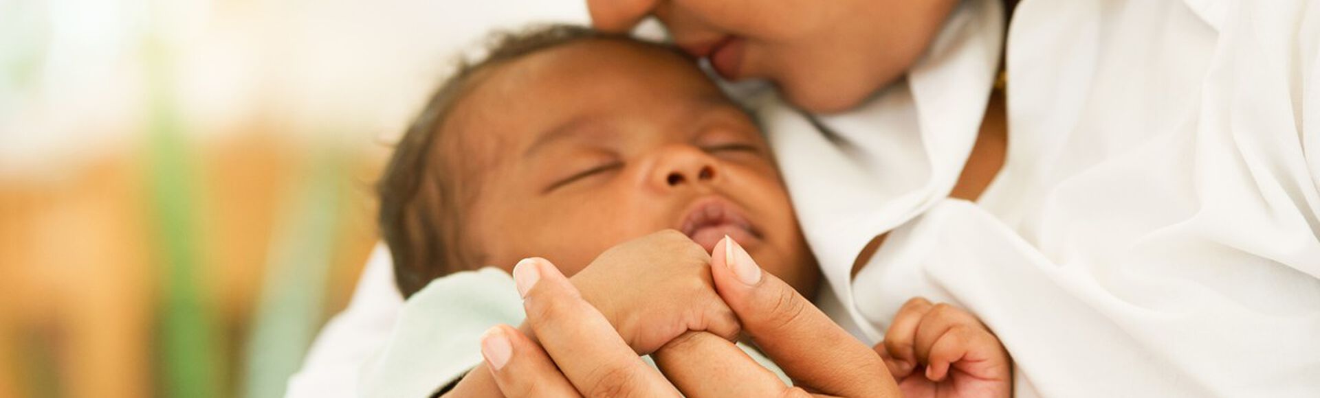 Bebê no colo da mãe em momento de carinho
