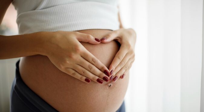 Gestante com as mãos sobre a barriga