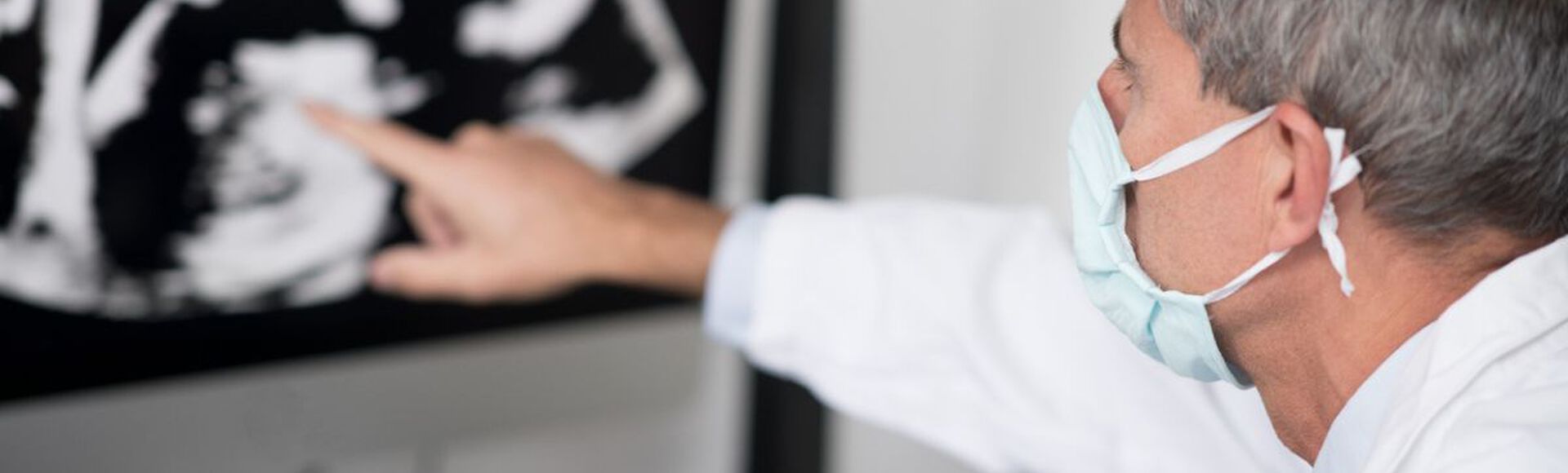 Médico olhando exames fetais