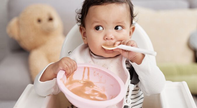 Bebê comendo papinha