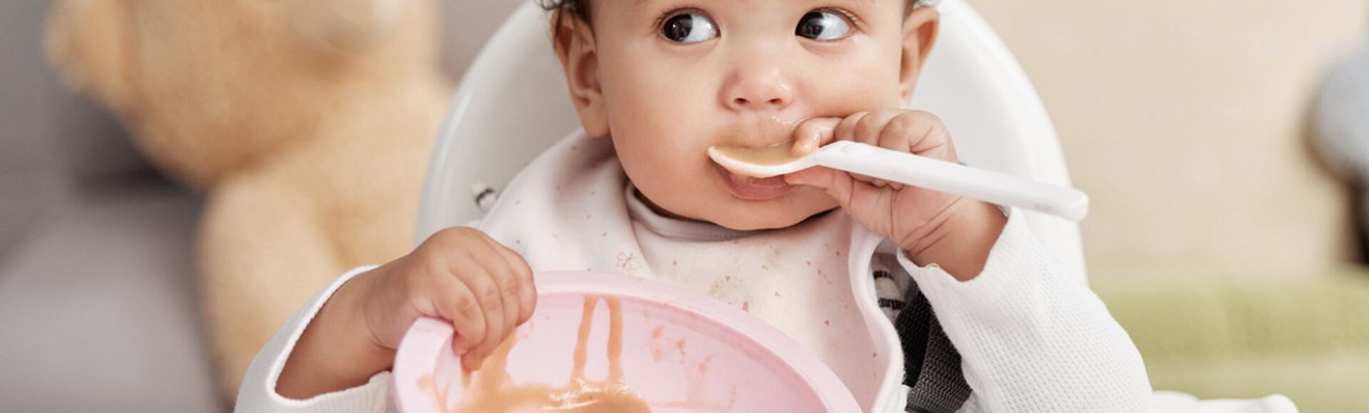 Bebê comendo papinha