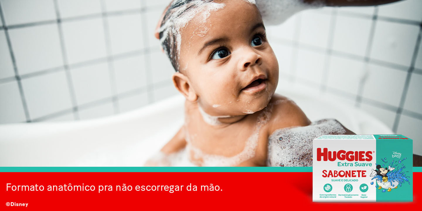 Bebê tomando banho com o shampoo Huggies.