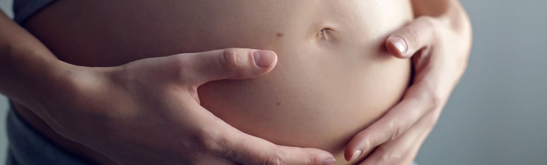 com quantas semanas o bebê fica acima do umbigo