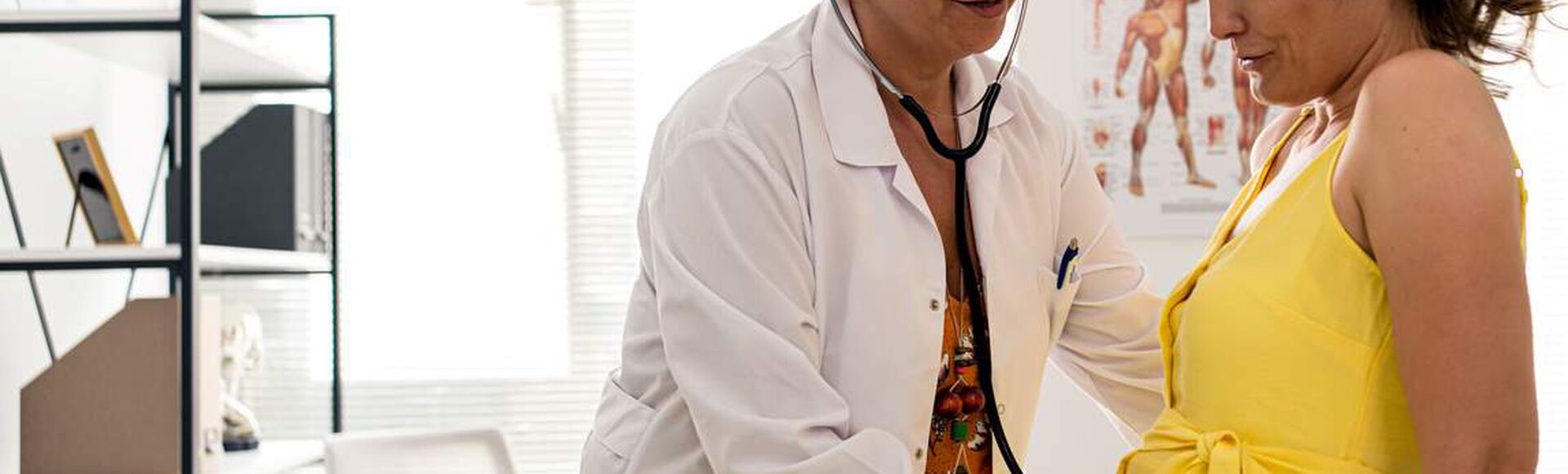 Médica examinando mulher grávida