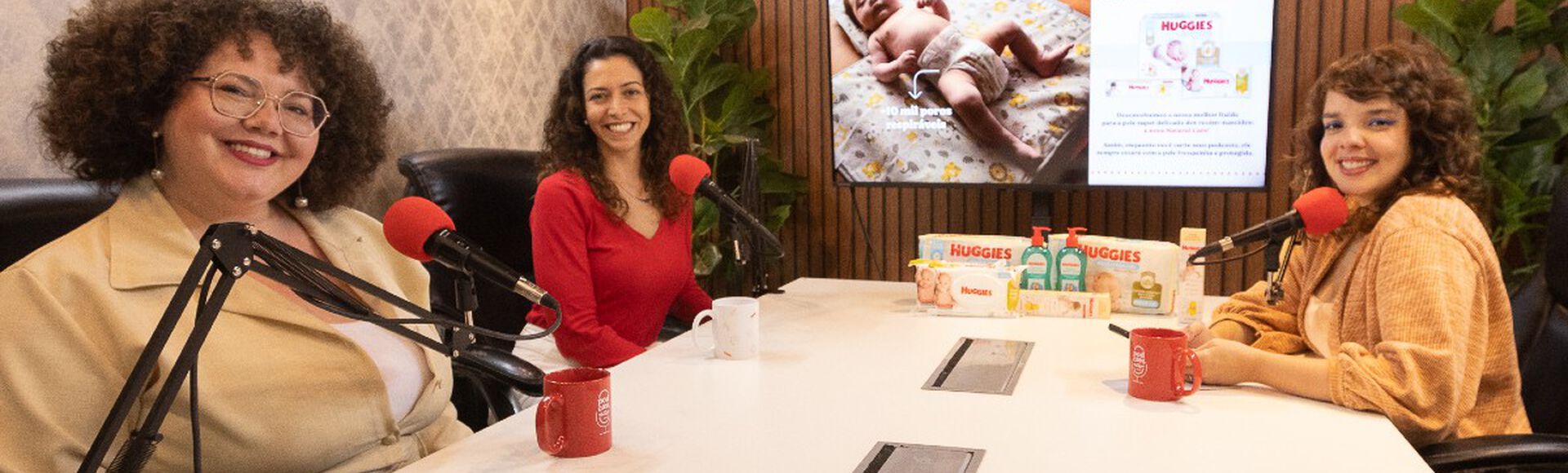 Foto da gravação do podcast Mais Abraços em que aparecem Samara Barth e Juliana Honorato.