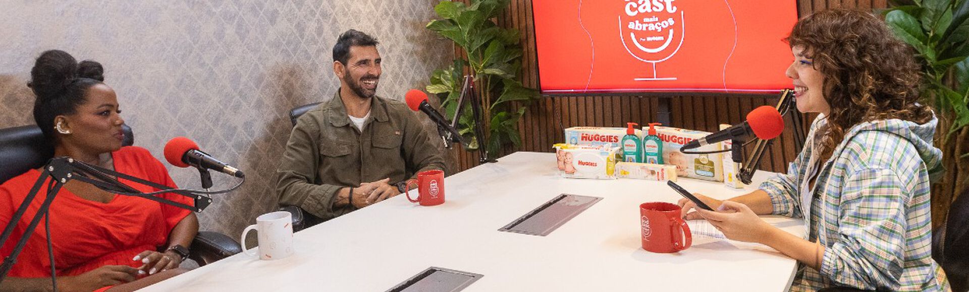 Foto da gravação do podcast Mais Abraços em que aparecem Tieta do Agrestte e Tiago Koch.