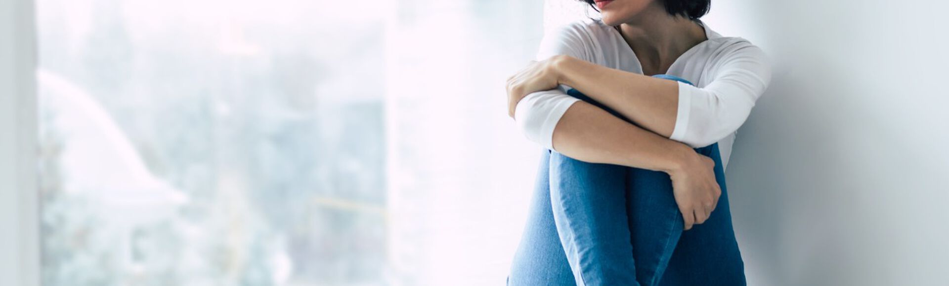 Jovem triste após perda gestacional