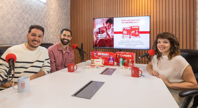 Foto da gravação do podcast Mais Abraços em que aparecem Dani Arrais, Alan Vieira e Patrick Campello.