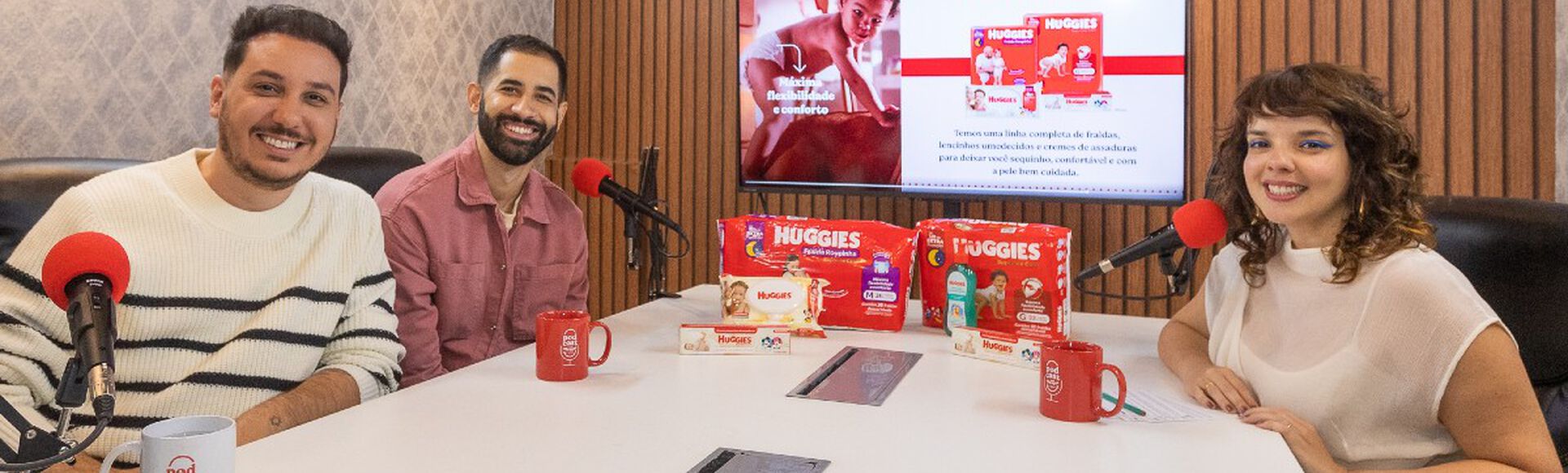 Foto da gravação do podcast Mais Abraços em que aparecem Dani Arrais, Alan Vieira e Patrick Campello.