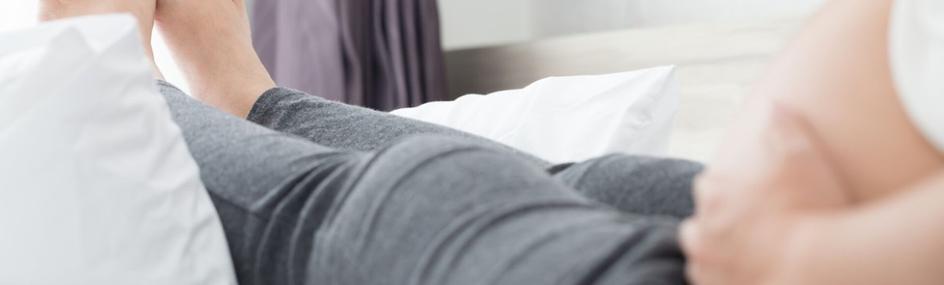 Gestante sentada com as pernas estendidas em frente ao corpo