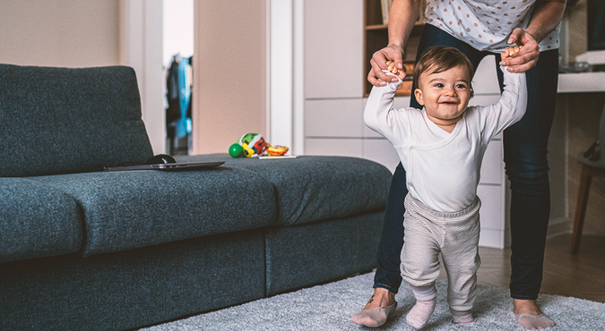 Existe um tempo certo para o bebê começar a andar?