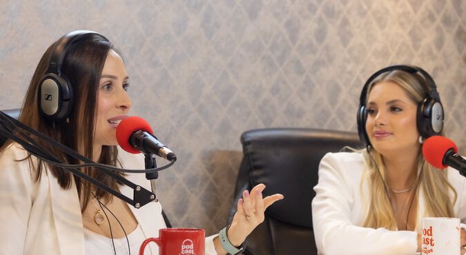 Foto da gravação do podcast Mais Abraços em que aparecem Juliana Nardelli e Clara Teixeira.