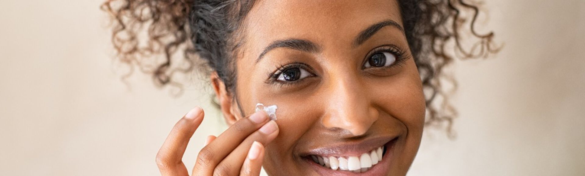 gestante sorridente passeando cosmético no rosto