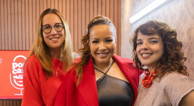 Foto da gravação do podcast Mais Abraços em que aparecem Dani Arrais, Renata Domínguez e Stella Wilderom.