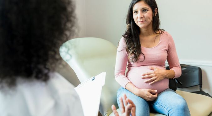Mulher grávida em consulta médica para cuidados de pré-natal