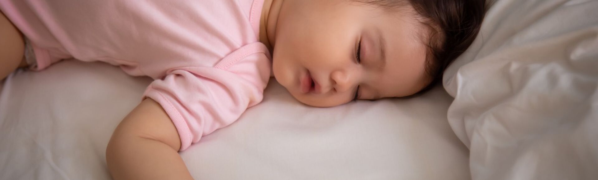 Bebê dormindo ao lado da mãe