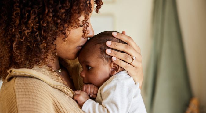 Mãe com bebê no colo