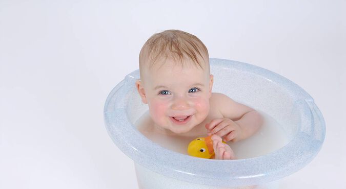 Bebê sorrindo durante o banho ofurô