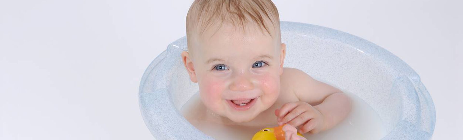 Bebê sorrindo durante o banho ofurô
