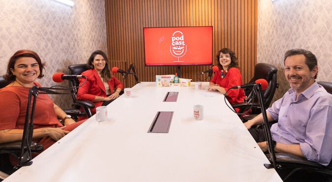 Foto da gravação do podcast Mais Abraços em que aparecem Dani Arrais, Lili Dantas, Paty Luna e Fábio Liberman