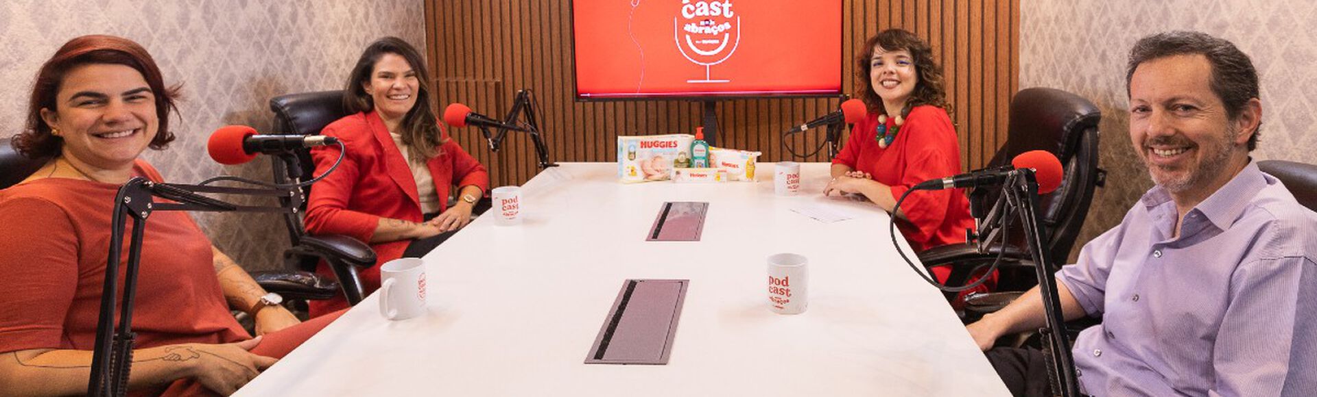 Foto da gravação do podcast Mais Abraços em que aparecem Dani Arrais, Lili Dantas, Paty Luna e Fábio Liberman