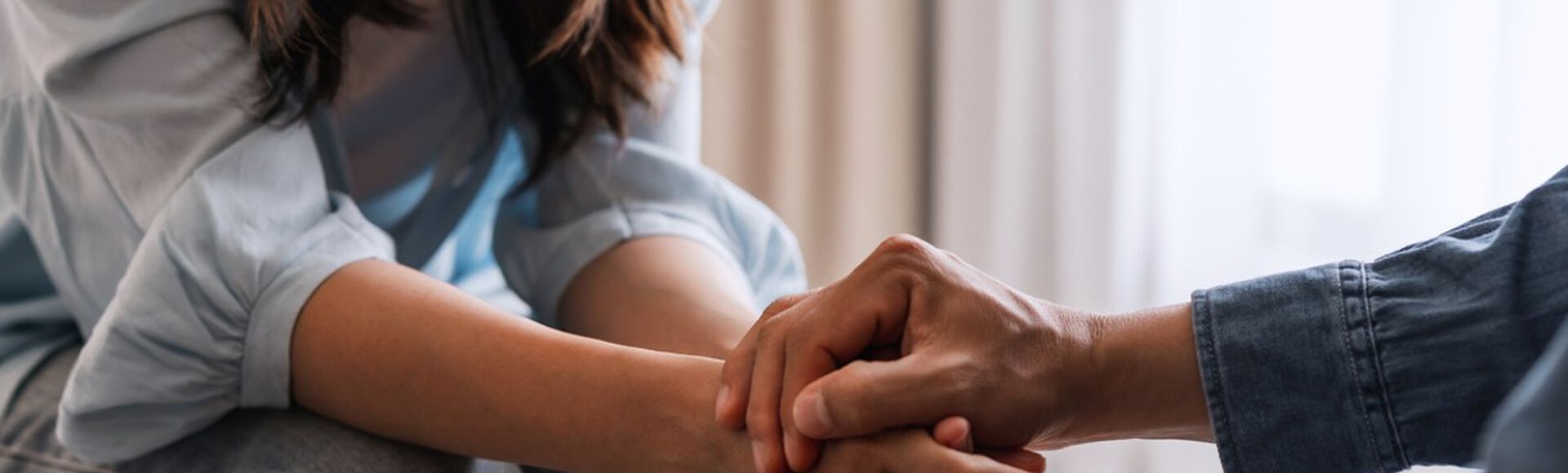 Casal unido de mãos dadas