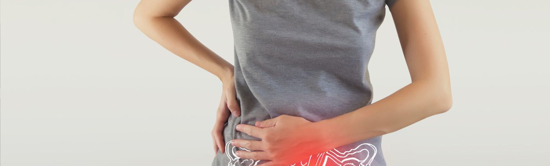 Mulher com as mãos sobre a barriga e perspectiva artística de útero