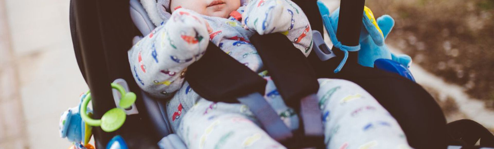 Bebê vestido com roupas de frio em carrinho