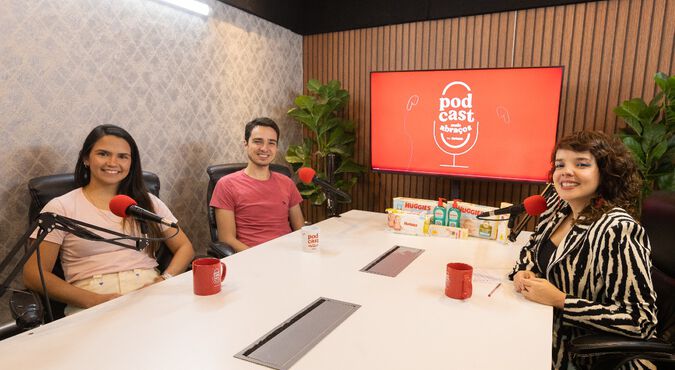 Foto da gravação do podcast Mais Abraços em que aparecem Dani Arrais, Fabiana Carvalho e Guilherme Costa.