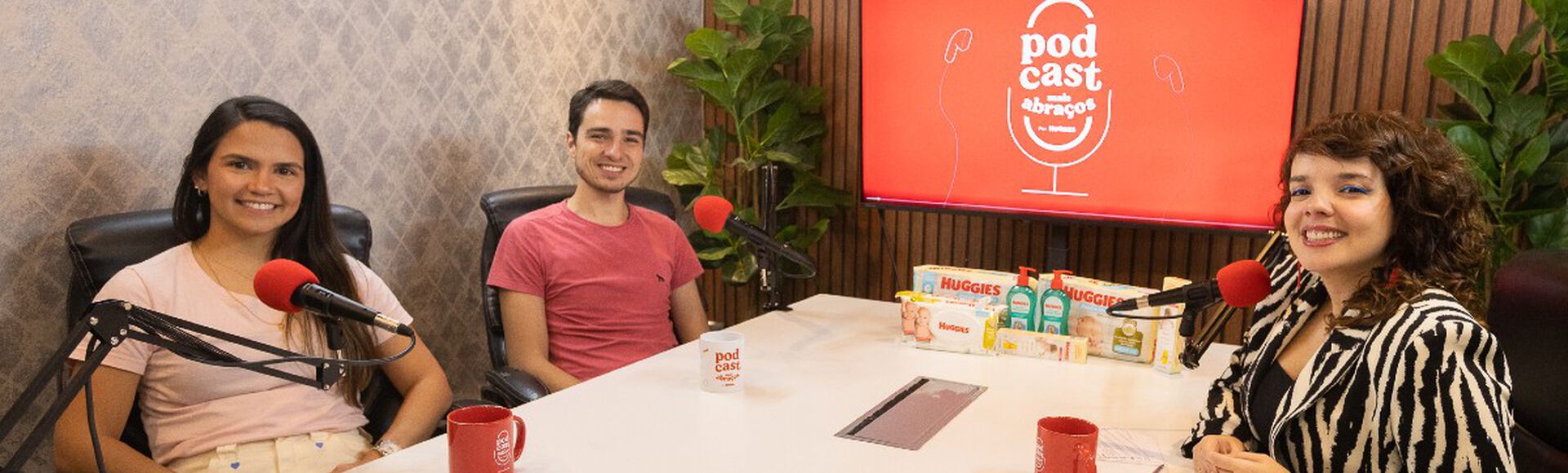 Foto da gravação do podcast Mais Abraços em que aparecem Dani Arrais, Fabiana Carvalho e Guilherme Costa.