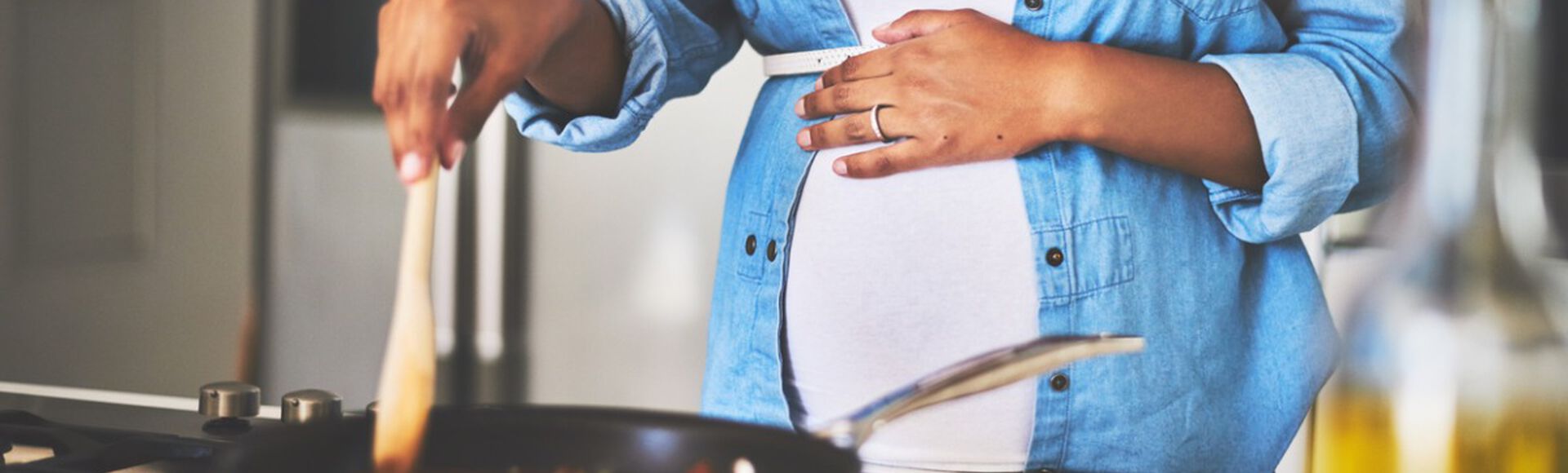 Gestante cozinhando